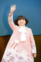 浅草芸能大賞授賞式で観客に手を振る黒柳徹子＝東京・浅草公会堂（撮影・開出牧）