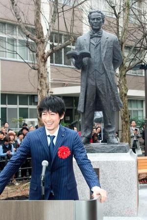 　五代友厚の銅像除幕式で祝辞を述べるディーン・フジオカ＝大阪市