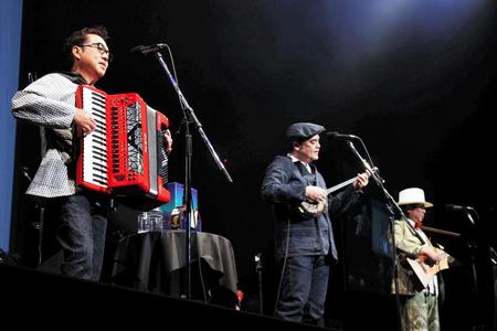 ２５周年記念ツアーの最終公演を行ったＢＥＧＩＮ。（左から）上地等、比嘉栄昇、島袋優＝両国国技館