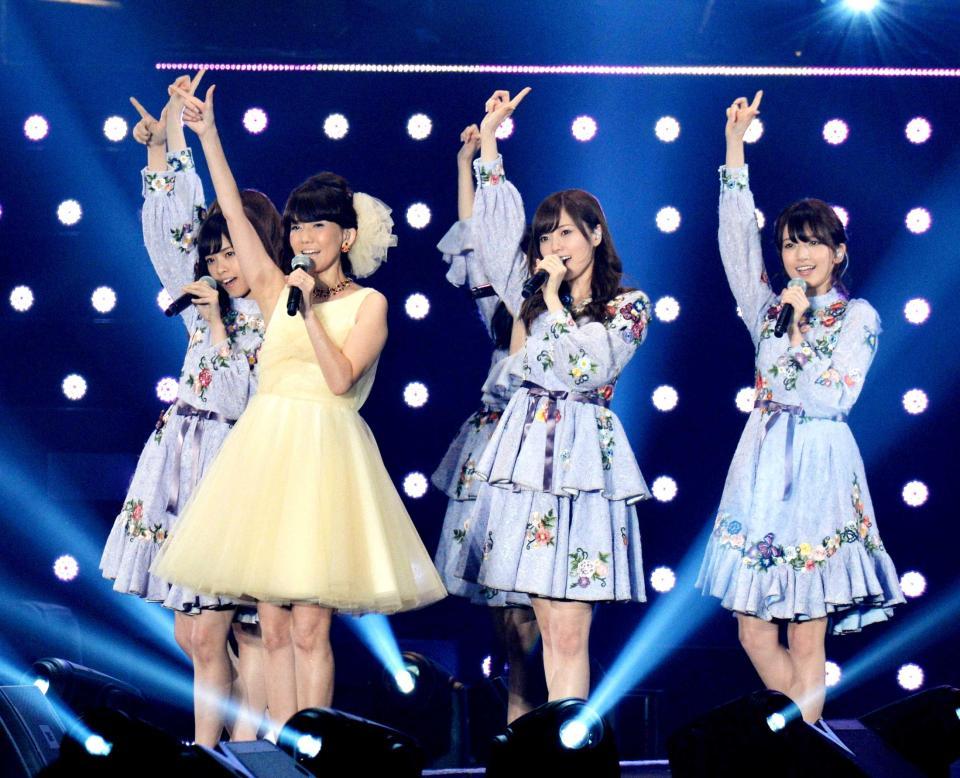 　ＴＧＣ２０１６春夏のライブステージで「センチメンタル・ジャーニー」で共演する松本伊代と乃木坂４６＝代々木第一体育館（撮影・田村亮介）