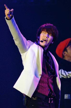 　ステージを盛り上げる超新星・ユナク＝代々木第一体育館