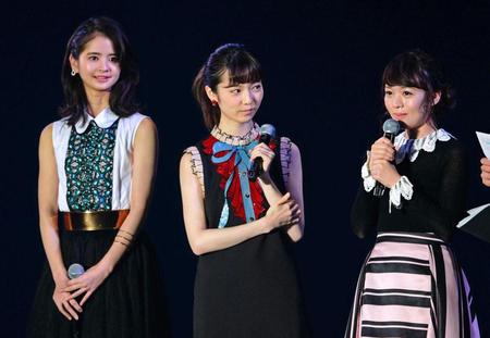 　バイトＡＫＢぱるる選抜に選ばれた繁藤冬佳さん（左）と日出有香さん（右）。中央は島崎遥香＝代々木第一体育館