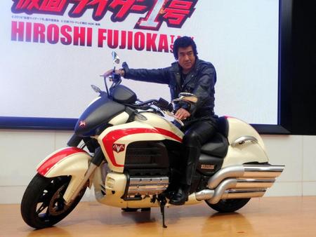 映画「仮面ライダー１号」のトークショーで撮影に使ったバイクにまたがる藤岡弘、＝東京・Ｈｏｎｄａウエルカムプラザ青山
