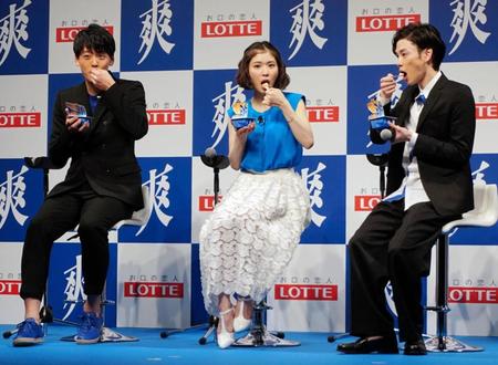 イベントに登場した（左から）竹内涼真、松岡茉優、柾木玲弥＝品川・グランドホール