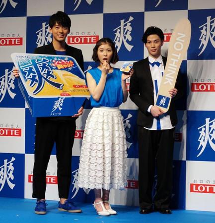 イベントに登場した（左から）竹内涼真、松岡茉優、柾木玲弥＝品川・グランドホール