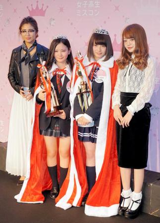 　喜ぶグランプリの永井理子さん（右から２人目）と準グランプリの神里真優さん（左から２人目）左端は今井華、右端はちぃぽぽ＝渋谷ヒカリエホール
