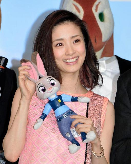 上戸彩 マイクで顔が隠れるほどの小顔 芸能 デイリースポーツ Online