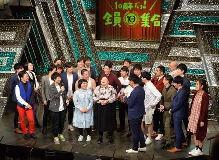 ヨシモト∞ホールオープン１０周年イベント「１０周年だヨ！全員集合」を盛り上げたおかずクラブ（中央）横澤夏子（右端）らファーストクラス芸人たち＝東京・渋谷のヨシモト∞ホール