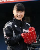 ベンチ前で始球式の練習を行う土屋太鳳＝ＱＶＣマリンフィールド（撮影・開出牧）