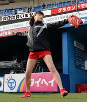 始球式の練習で華麗な投球フォームを披露する土屋太鳳＝ＱＶＣマリンフィールド（撮影・開出牧）