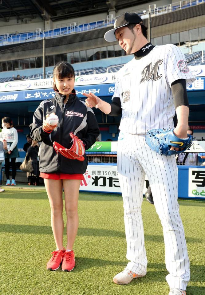 始球式を務める土屋太鳳（左）はロッテ・石川歩（右）からボールの握りを教わる＝ＱＶＣマリンフィールド（撮影・開出牧）