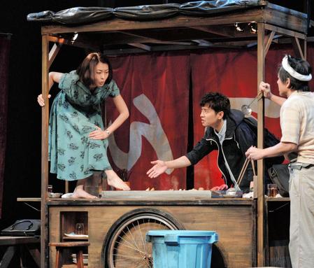 コミカルな演技を見せる中山美穂（左）＝東京・下北沢の本多劇場