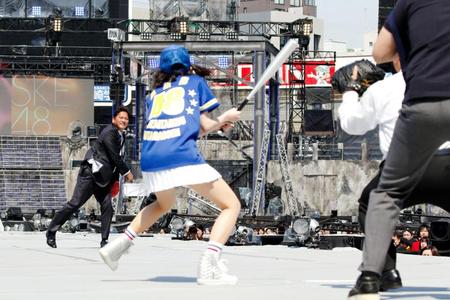 打者・渡辺麻友を相手に暴投した佐々木主浩氏