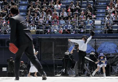 打者・渡辺麻友を相手に暴投した佐々木主浩氏
