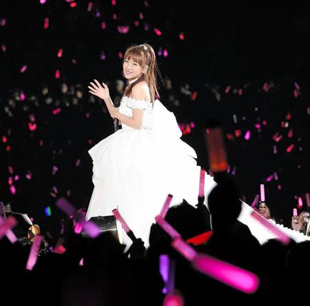 ウエディングドレス姿で花道を引き揚げる高橋みなみ＝横浜スタジアム（撮影・棚橋慶太）