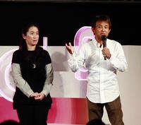 「うめきた未来会議ＭＩＱＳ０４」で講演を行った湊かなえ氏（左）と高城剛氏＝大阪・うめきた広場