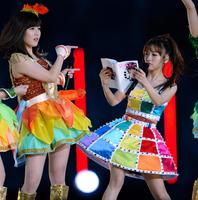 歌唱中に自身の写真集を読み出す高橋みなみ＝横浜スタジアム（撮影・棚橋慶太）