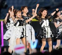 「ヘビーローテーション」を熱唱する高橋みなみと大島優子＝横浜スタジアム（撮影・棚橋慶太）