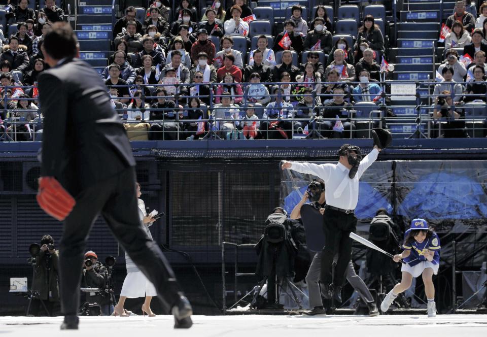 打者・渡辺麻友を相手に暴投した佐々木主浩氏