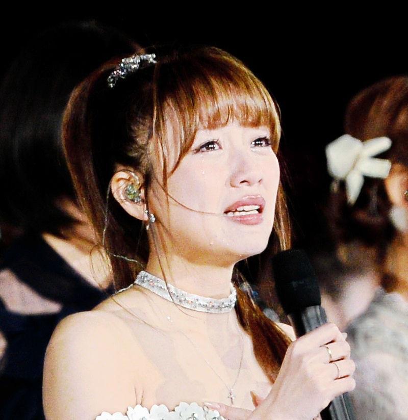 フィナーレで大粒の涙をこぼす高橋みなみ＝横浜スタジアム（撮影・棚橋慶太）