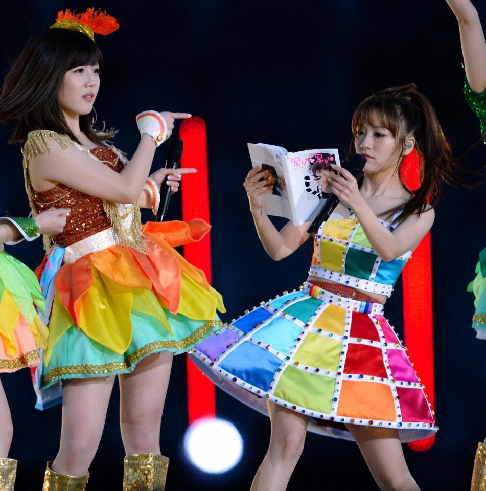 歌唱中に自身の写真集を読み出す高橋みなみ＝横浜スタジアム（撮影・棚橋慶太）