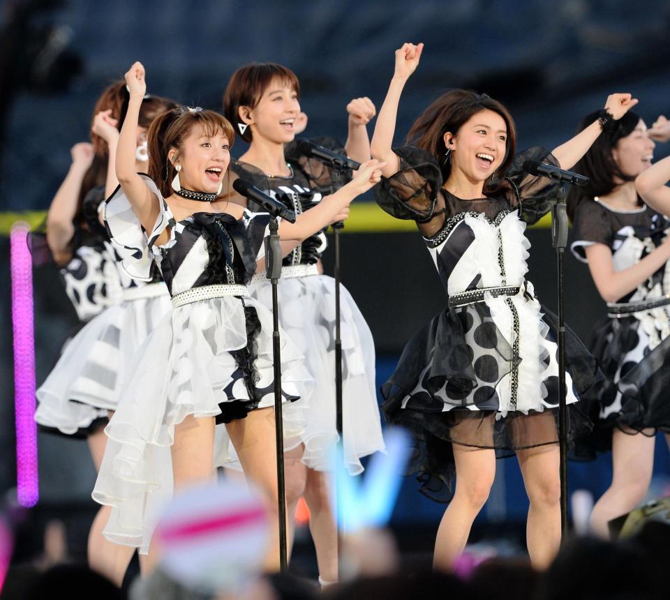 「ヘビーローテーション」を熱唱する高橋みなみと大島優子＝横浜スタジアム（撮影・棚橋慶太）