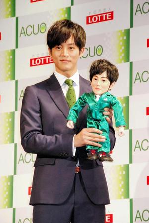 トーリロボをお披露目した松坂桃李東京・ベルサール飯田橋駅前