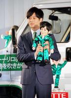 トーリロボをお披露目した松坂桃李東京・ベルサール飯田橋駅前