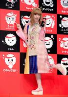 自身のアーティストコラボスタンプを紹介するきゃりーぱみゅぱみゅ＝東京・スパイラルホール（撮影・開出牧）