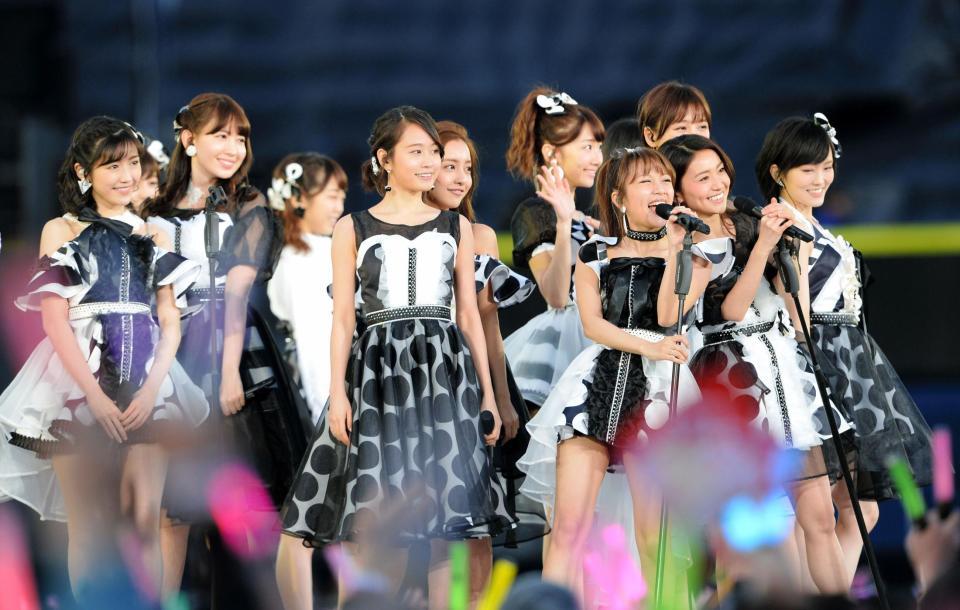 「ヘビーローテーション」を熱唱する（左から）渡辺麻友、小嶋陽菜、前田敦子、板野友美、柏木由紀、高橋みなみ、篠田麻里子、大島優子、山本彩＝横浜スタジアム（撮影・棚橋慶太）