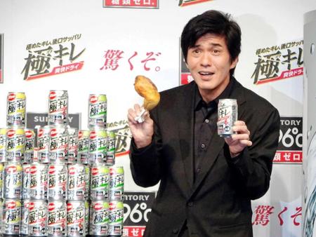 　チキンを食べた後に極キレを飲み、そのサッパリさに驚く佐藤浩市＝東京・汐留