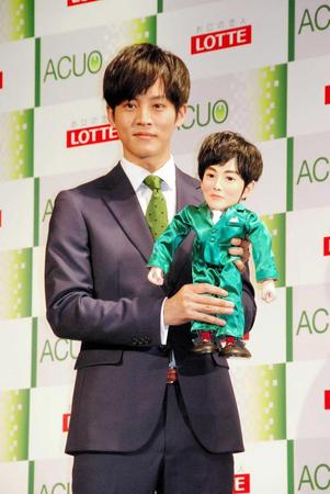 　トーリロボをお披露目した松坂桃李＝東京・ベルサール飯田橋駅前