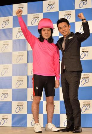 「競輪盛り上げるぞ！」と２０１６年度ＫＥＩＲＩＮ新ＣＭ発表会に出席したピースの又吉直樹（左）と綾部祐二＝東京・赤坂のベクトルスタジオ