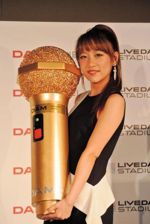 全長７０センチの巨大マイクを抱える高橋みなみ＝東京・赤坂