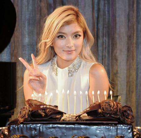 誕生日ケーキを前にご機嫌なローラ＝東京・南青山