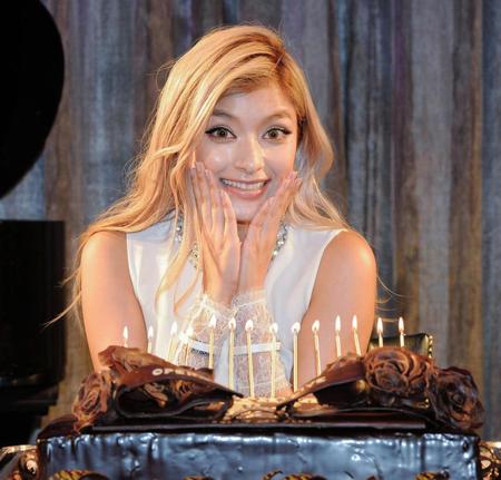 誕生日ケーキを前にご機嫌なローラ＝東京・南青山