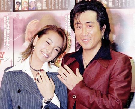 結婚１カ月後、ラブラブだった三船美佳（左）、高橋ジョージ＝１９９８年１０月