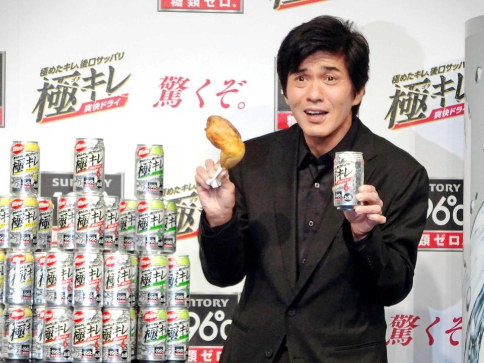 　チキンを食べた後に極キレを飲み、そのサッパリさに驚く佐藤浩市＝東京・汐留