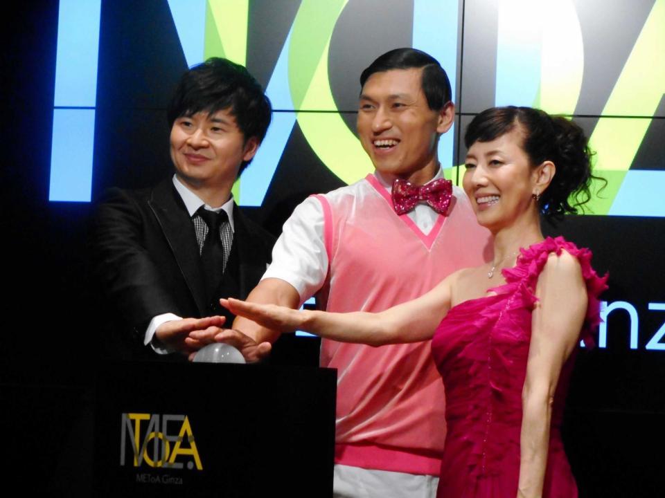 　三菱電機のイベントスクエア「ＭＥＴｏＡ　Ｇｉｎｚａ」プレオープンイベントに登場した（左から）オードーリーの若林正恭、春日俊彰、戸田恵子＝都内
