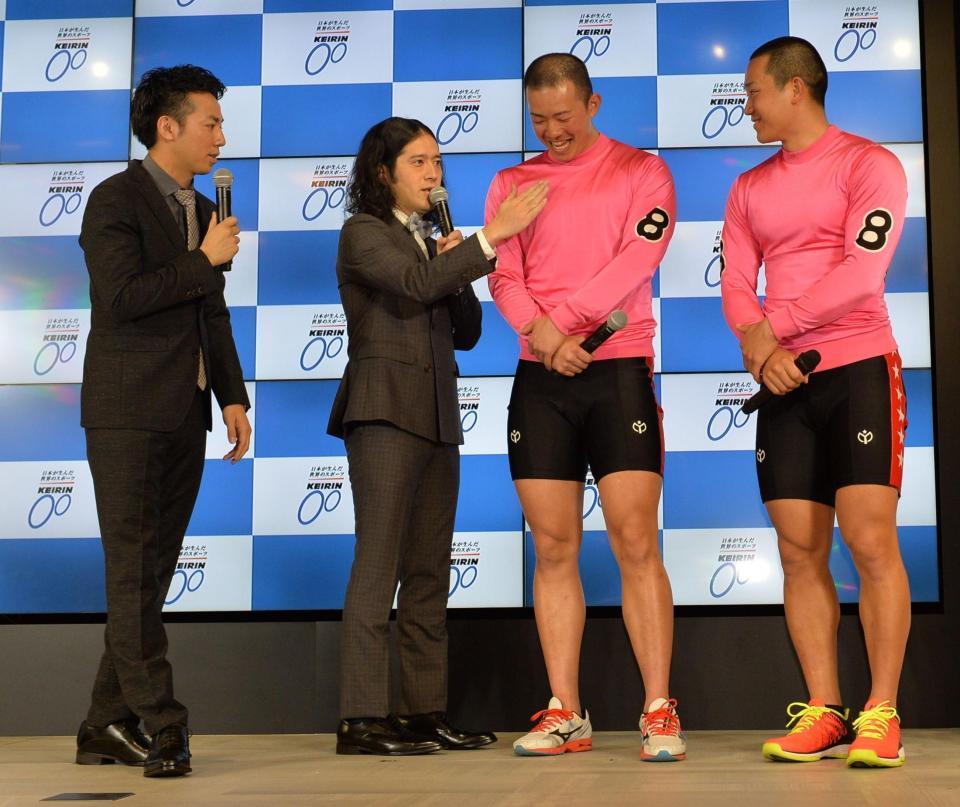 競輪学校卒業生の筋肉に興味津々のピースの又吉＝東京・赤坂のベクトルスタジオ