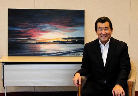 　書き下ろしの油絵と並ぶ加山雄三