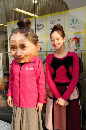 自分の「デカ顔マスク」を製作した春香クリスティーン＝大阪市内