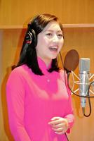 デビュー曲を歌うタム＝東京・西麻布