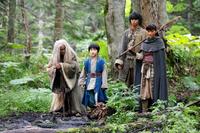 「精霊の守り人」の第３話（４月２日放送）のシーン。熱演する綾瀬はるか（右端）ら  