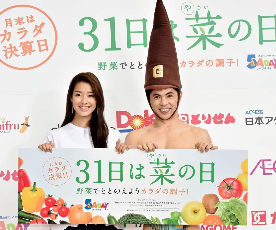 「３１日は菜の日」イベントに登場した、すみれ（左）と小島よしお＝東京・東品川（撮影・佐々木彰尚）