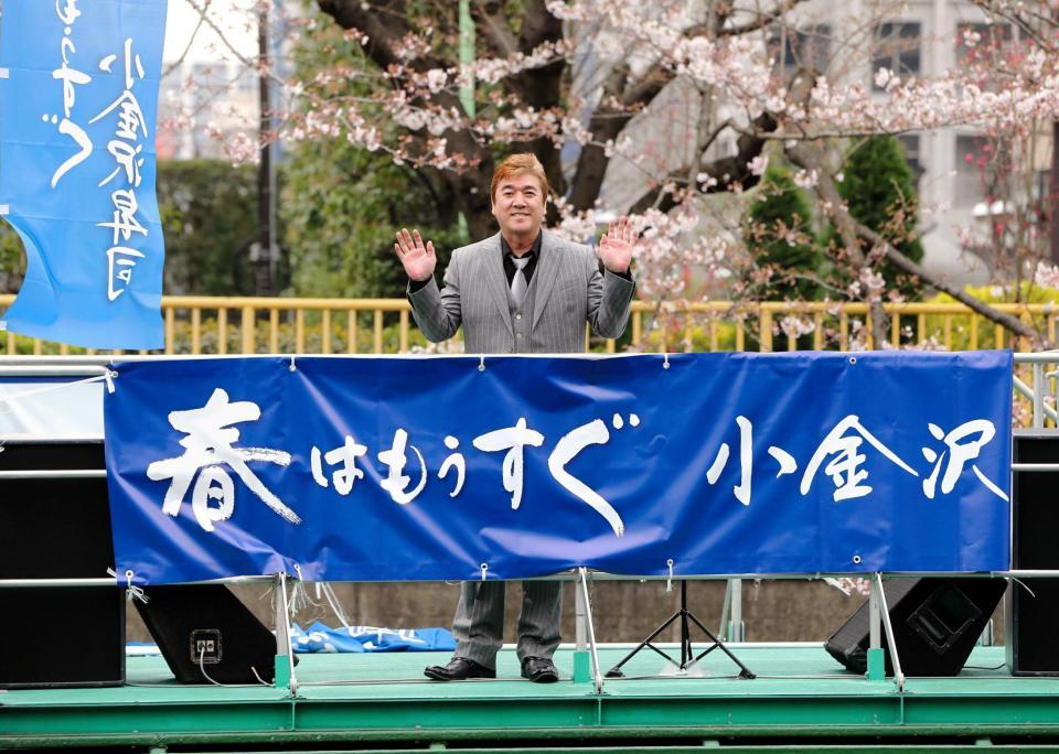 屋形船から花見客へ船上ライブを行った小金沢昇司＝東京・浅草の隅田公演