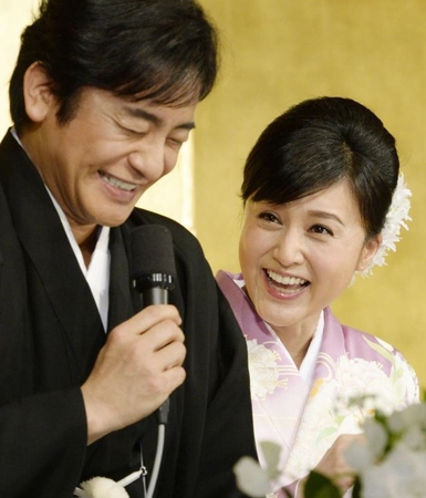 　記者会見で笑顔の片岡愛之助（左）と藤原紀香＝31日午後、東京都内のホテル