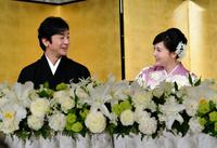 会見で見つめ合う片岡愛之助（左）と藤原紀香＝東京都千代田区の帝国ホテル（撮影・出月俊成）