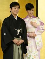 　結婚発表の記者会見で記念撮影に応じる片岡愛之助さん（左）と藤原紀香さん＝31日午後、東京都内のホテル