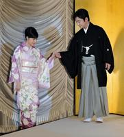 片岡愛之助に手を引かれて壇上に上がる藤原紀香（右）＝東京都千代田区の帝国ホテル（撮影・出月俊成）